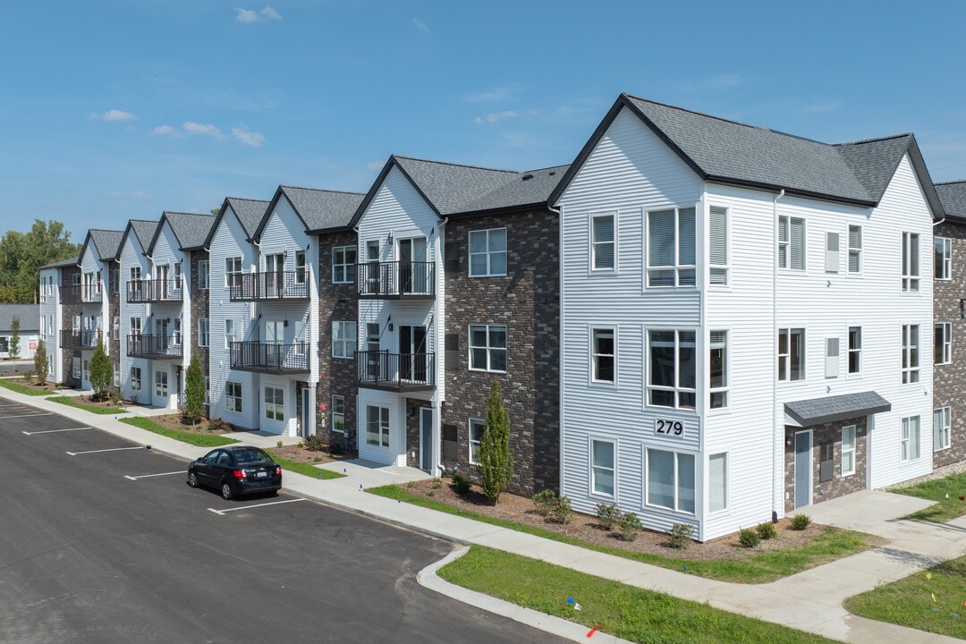 Lakewood Place Apartment Village in Holland, MI - Building Photo