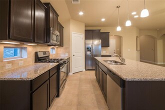 725 Schefer St in Leander, TX - Foto de edificio - Building Photo