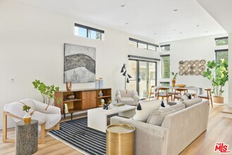 1320 N Vista St in Los Angeles, CA - Building Photo - Building Photo