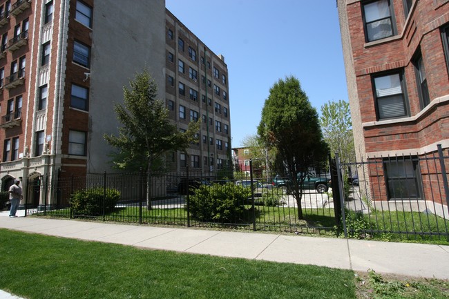 7040-7050 S Merrill Ave in Chicago, IL - Building Photo - Building Photo