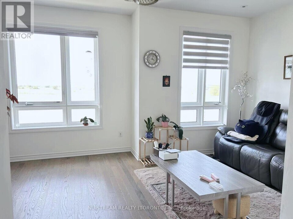 32 Chicago Ln in Markham, ON - Building Photo