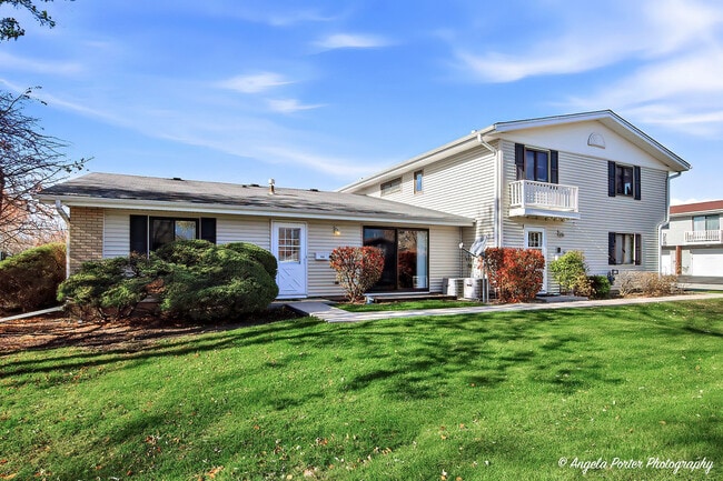 1303 Forestdale Ct in Schaumburg, IL - Foto de edificio - Building Photo