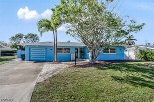 806 N Entrada Dr in Ft. Myers, FL - Building Photo