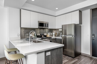 Venice Luxury Apartments in Los Angeles, CA - Foto de edificio - Building Photo