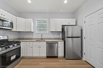 18 Charles St in Bloomfield, NJ - Building Photo - Building Photo