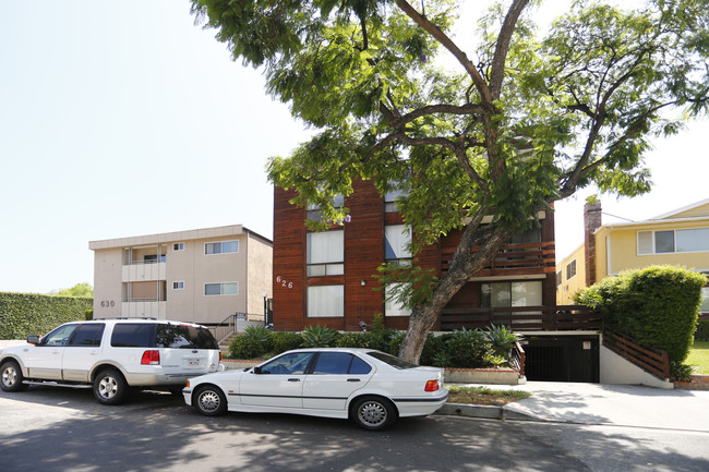 626 N Isabel St in Glendale, CA - Foto de edificio - Building Photo