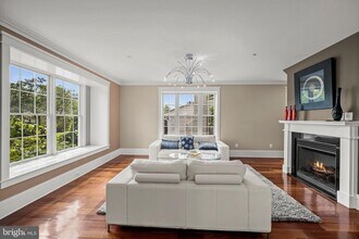 9715 Singleton Dr in Bethesda, MD - Foto de edificio - Building Photo