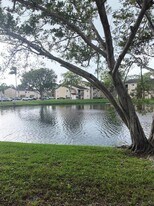 320 Palm Cir E in Pembroke Pines, FL - Building Photo