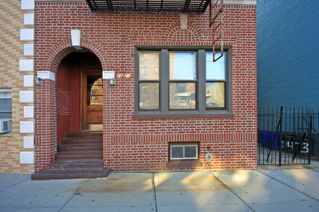 28-21 37th St in Long Island City, NY - Foto de edificio - Building Photo