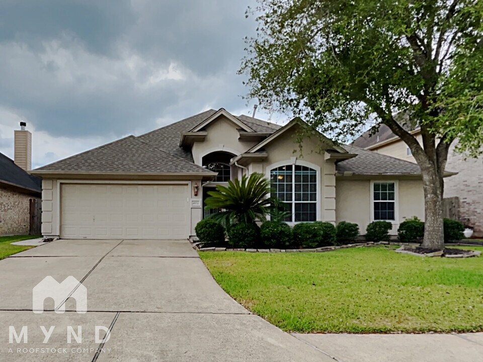 1605 Garden Lakes Dr in Friendswood, TX - Building Photo