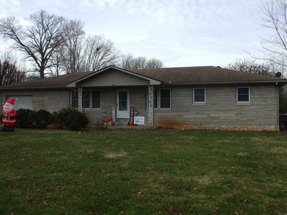 2427 Smallhouse Rd in Bowling Green, KY - Building Photo