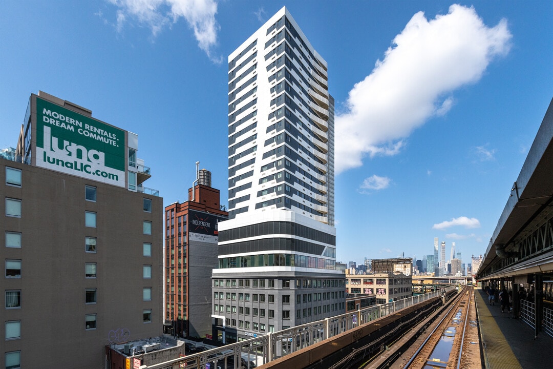 HERO in Long Island City, NY - Building Photo