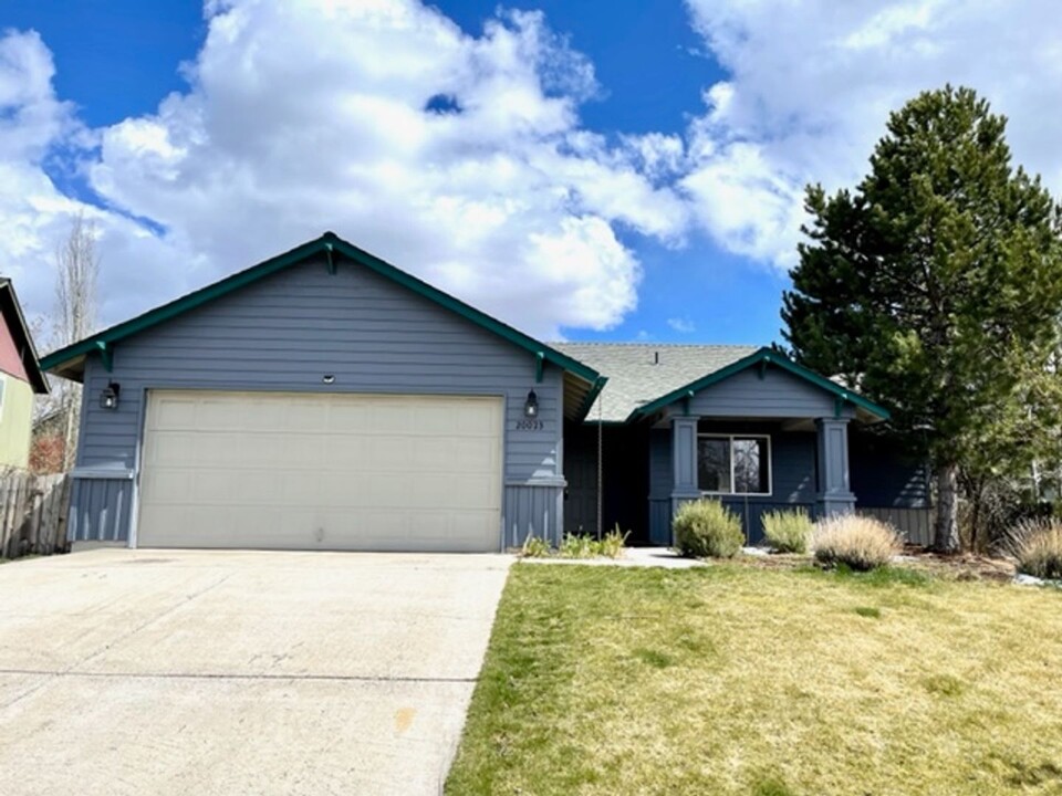 20023 Rock Bluff Cir in Bend, OR - Building Photo