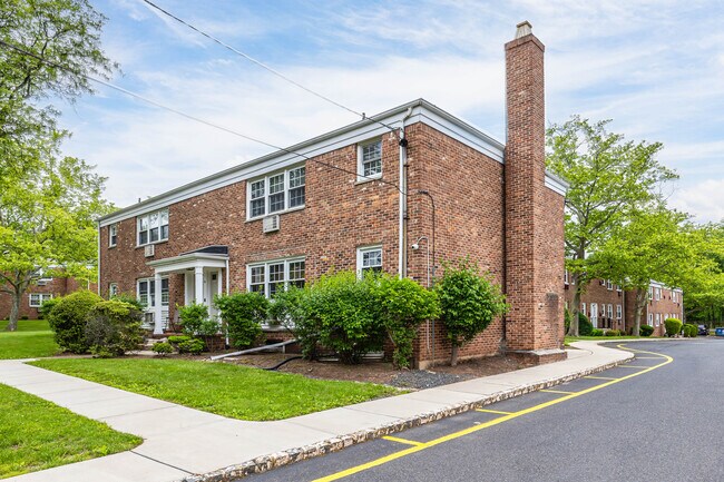 Metuchen Manor in Metuchen, NJ - Building Photo - Primary Photo