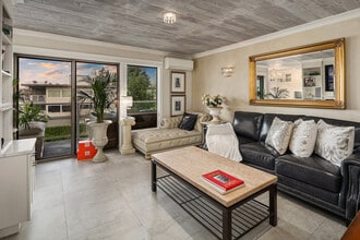 6421 Lake Washington Blvd NE in Kirkland, WA - Building Photo - Building Photo