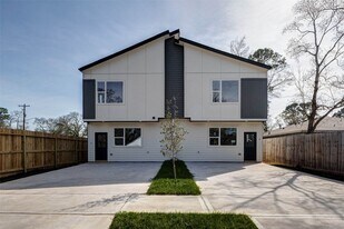 5912 Mayle St in Houston, TX - Building Photo
