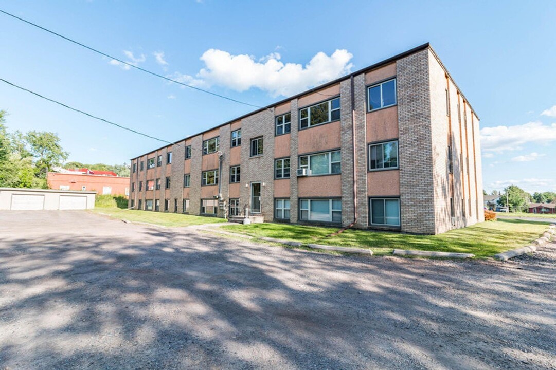 25 W Redwing St in Duluth, MN - Building Photo