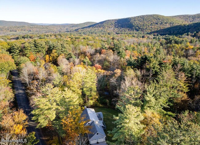 230 Middle Rd in Austerlitz, NY - Foto de edificio - Building Photo