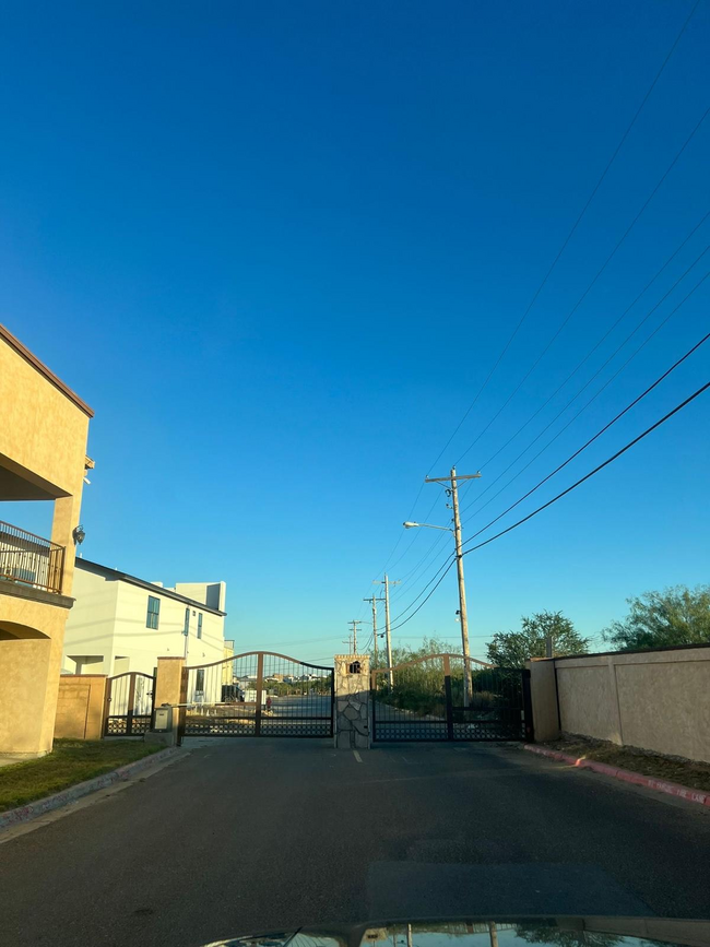 8216 Casa Verde Rd, Unit C134 in Laredo, TX - Building Photo - Building Photo