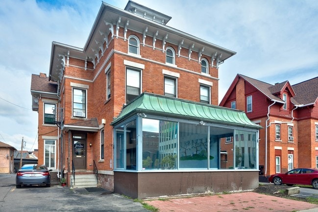 217 Alexander St in Rochester, NY - Foto de edificio - Building Photo