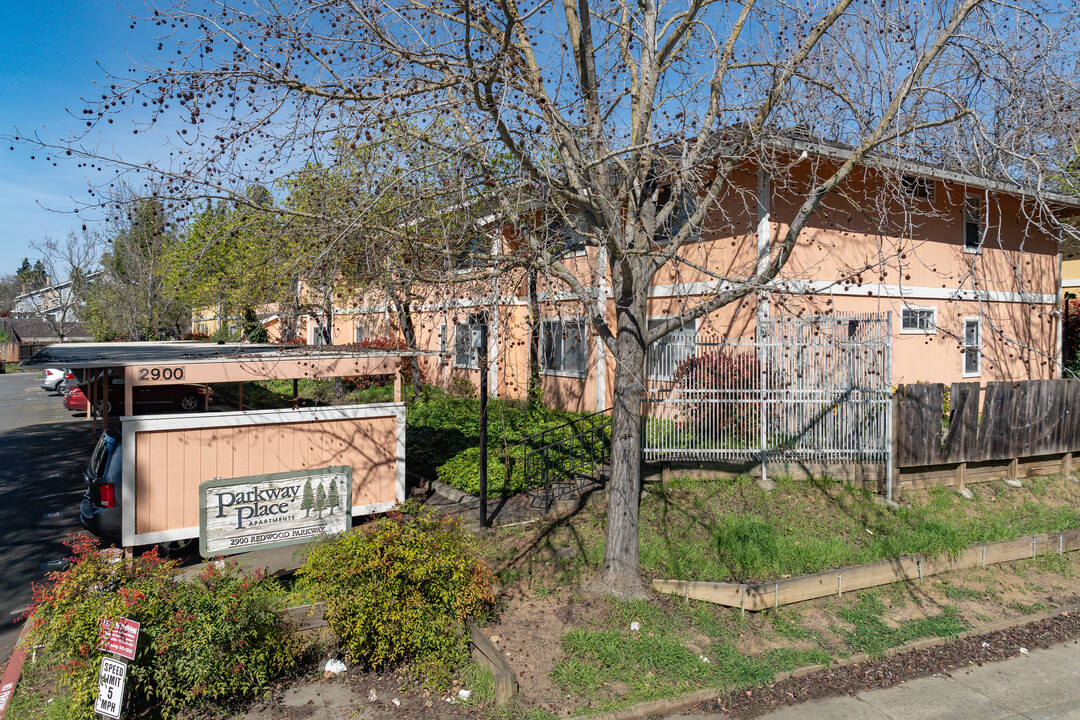 Parkway Place in Vallejo, CA - Building Photo