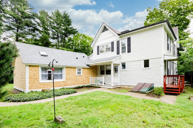 227 Gurleyville Rd in Mansfield, CT - Foto de edificio - Building Photo