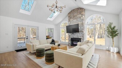 95 Meadowbrook Rd in Saratoga Springs, NY - Foto de edificio - Building Photo