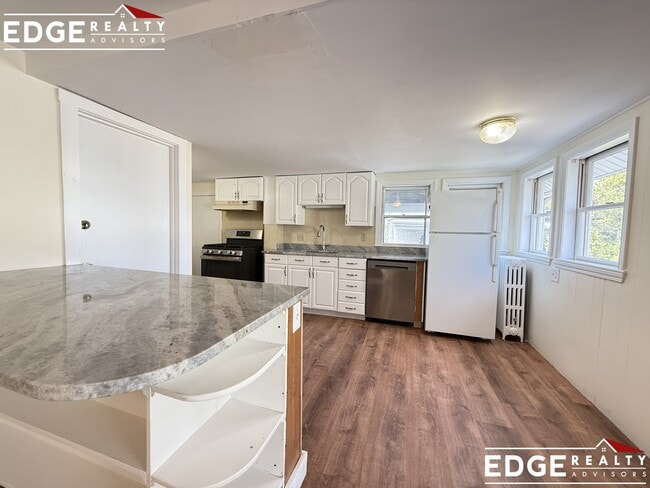 28 A Cherry St, Unit 2 in Somerville, MA - Foto de edificio - Building Photo