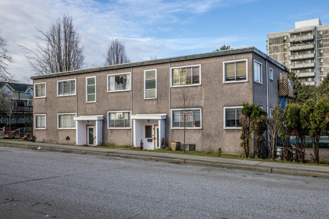 Sarah Apartment in Vancouver, BC - Building Photo