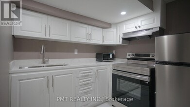 7 Waterbury Dr in Toronto, ON - Building Photo - Building Photo