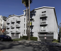 Sylvan in Van Nuys, CA - Foto de edificio - Building Photo