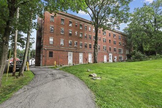 633 Old Post Rd in Bedford, NY - Building Photo - Building Photo