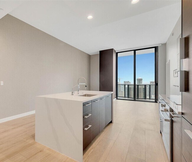 45 SW 9th St in Miami, FL - Foto de edificio - Building Photo