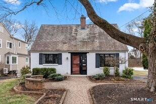 83 Meadowbrook Rd in West Hartford, CT - Building Photo