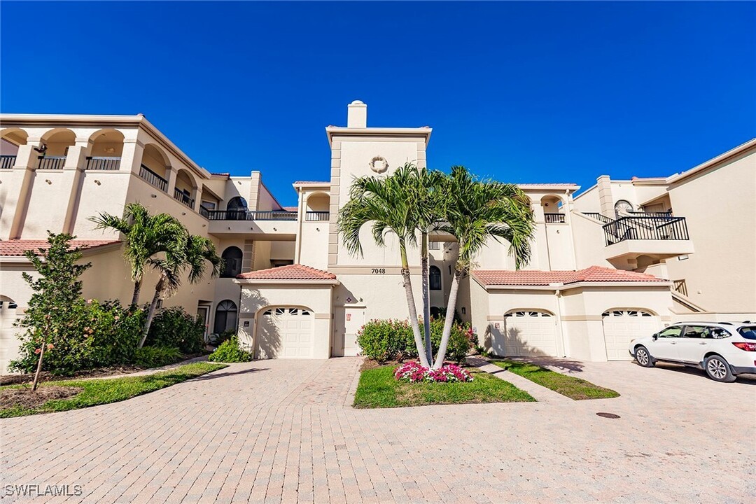 7048 Pelican Bay Blvd in Naples, FL - Building Photo