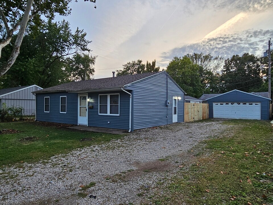 1833 Greentree Rd in Springfield, IL - Foto de edificio