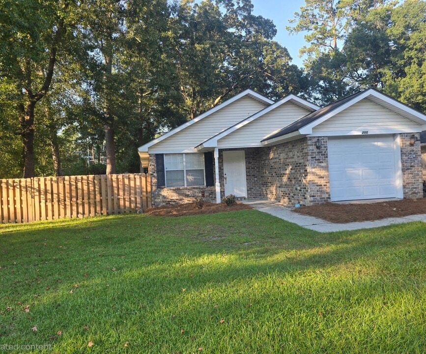 200 E Mell St in Pooler, GA - Building Photo