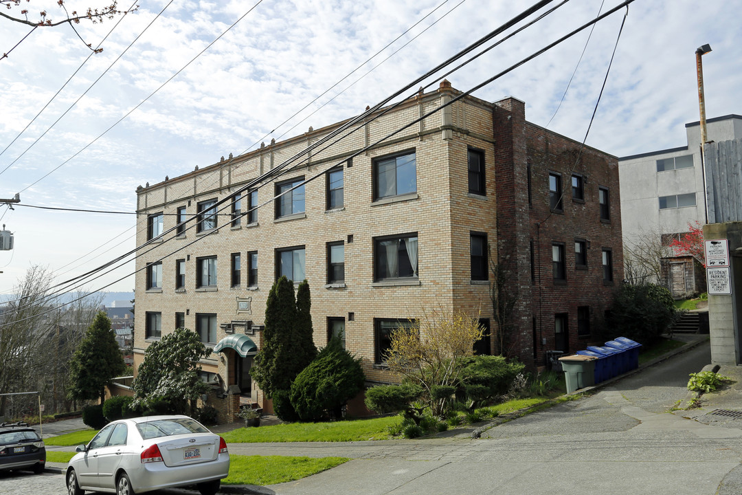 Warren Cliff Apartments in Seattle, WA - Building Photo