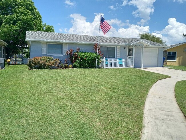 1922 Coolidge Rd in Holiday, FL - Foto de edificio - Building Photo