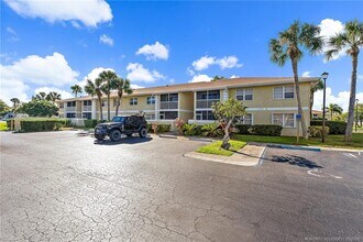 1537 SE Royal Green Cir in Port St. Lucie, FL - Building Photo - Building Photo