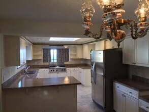 1359 Whitby Rd in West Vancouver, BC - Building Photo - Building Photo