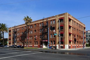 800 Pacific Ave in Long Beach, CA - Building Photo