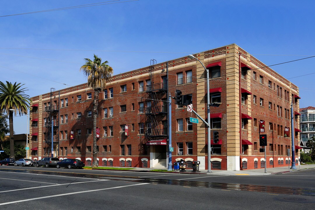 800 Pacific Ave in Long Beach, CA - Building Photo