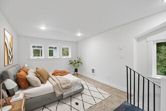 Stylish Portsmouth apartment by dining, pa in Portland, OR - Building Photo - Building Photo