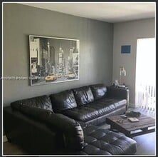 13898 SW 90th Ave in Miami, FL - Foto de edificio - Building Photo