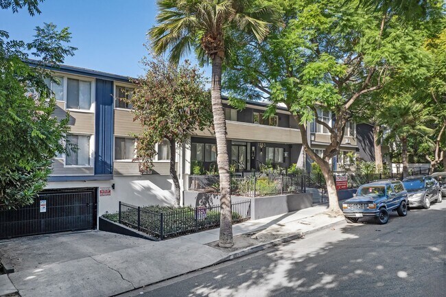 1253 Havenhurst Drive in West Hollywood, CA - Foto de edificio - Building Photo