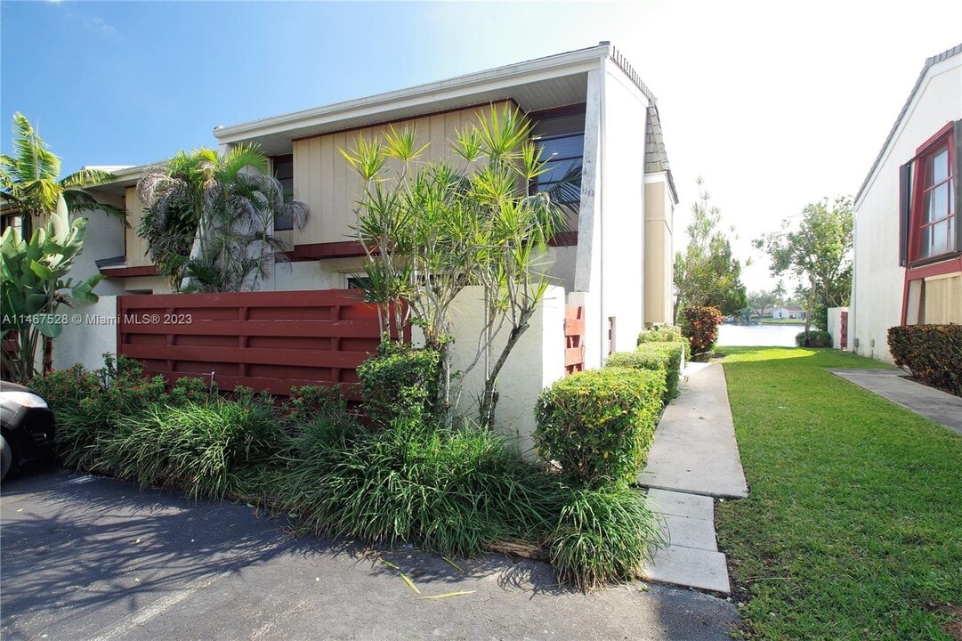 3088 Bermwood Ln in Hollywood, FL - Building Photo