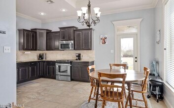 300 Overbrook Dr in Broussard, LA - Foto de edificio - Building Photo