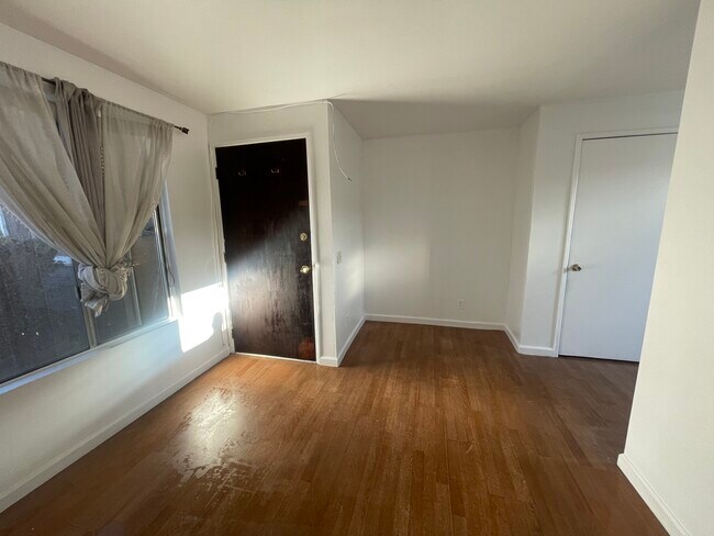 18548 Arminta St in Reseda, CA - Foto de edificio - Building Photo