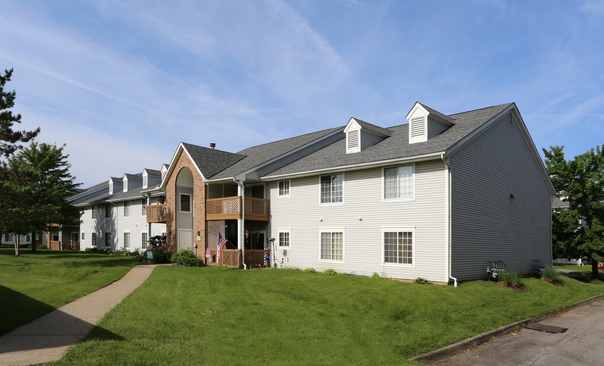 Hunters Hollow Apartments in Strongsville, OH - Foto de edificio